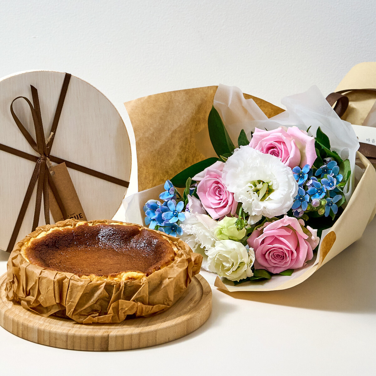디엔타르 치즈케익과 꽃다발