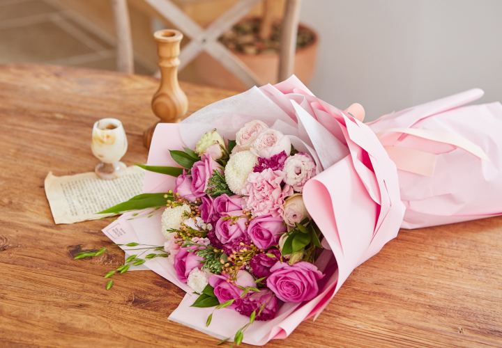 비바마젠타 색상을 담고 있는 꽃집청년들 꽃다발