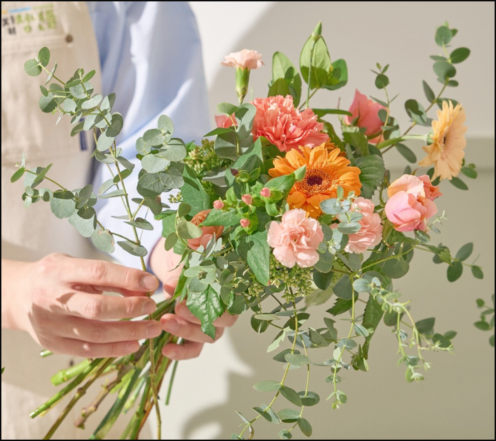 꽃 컨디셔닝, 꽃을 만지고있는 모습